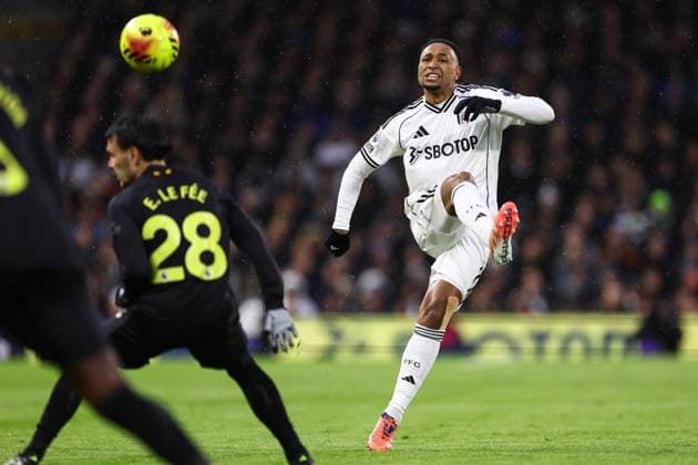 Fulham gegen Sunderland 22. November 2025, London Premier League Fußball Fulham gegen Sunderland Kenny Tete von Fulham Foto Jacques Feeney Abseits London UK  Copyright: xJacquesxFeeneyx xOffsidexOffside