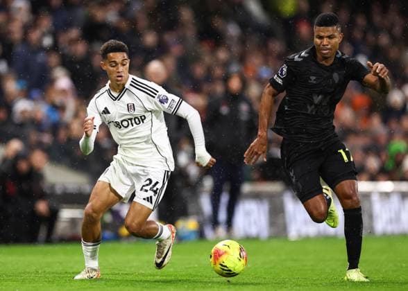 Fulham gegen Sunderland 22. November 2025, London Premier League Fußball Fulham gegen Sunderland Joshua King von Fulham und Reinildo Mandava von Sunderland Foto Jacques Feeney Abseits London UK  Copyright: xJacquesxFeeneyx xOffsidexOffside