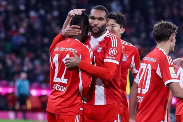 Jonathan Tah 4 FC Bayern Muenchen congratulates the goalscorer on his 5 2, Nicolas Jackson 11 FC Bayern Muenchen , FC Bayern Muenchen vs SC Freiburg, Football, Bundesliga, DFL, 2025 2026 season, Hinrunde, 22 11 2025 DFB regulations prohibit any use of photographs as image sequences and or quasi video Muenchen Bayern Germany Copyright: xkolbert-press MartinxAgüerax