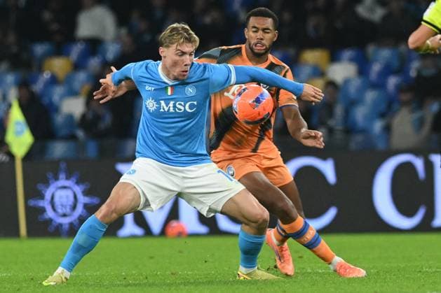 CALCIO - Serie A - SSC Napoli vs Atalanta BC Isak Hien of Atalanta BC competes for the ball with Rasmus Hojlund of SSC Napoli during the Serie A Enilive match between SSC Napoli vs Atalanta BC at Diego Armndo Maradona Stadium Naples Italy  Copyright: xIPAxSport ABACAx