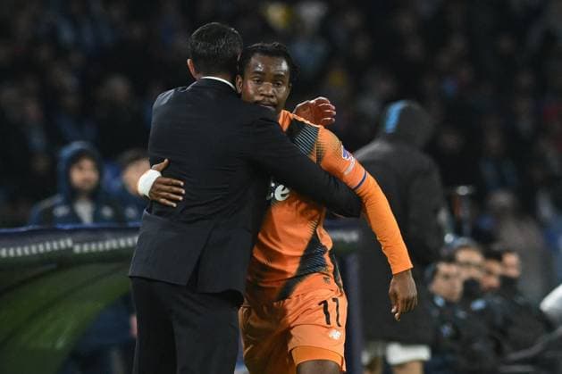 CALCIO - Serie A - SSC Napoli vs Atalanta BC Ademola Lookman of Atalanta BC hugs his coach Raffaele Palladino of Atalanta BC during the Serie A Enilive match between SSC Napoli vs Atalanta BC at Diego Armndo Maradona Stadium Naples Italy  Copyright: xIPAxSport ABACAx