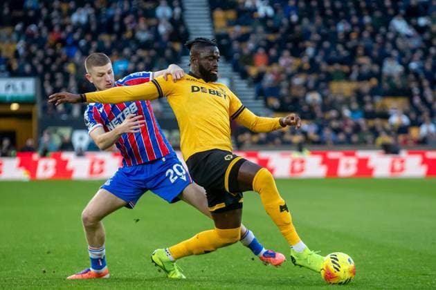 Wolverhampton Wanderers v Crystal Palace Premier League 22 11 2025. Wolverhampton Wanderers forward Tolu Arokodare (14) battles for possession with Crystal Palace midfielder Adam Wharton (20) during the Premier League match between Wolverhampton Wanderers and Crystal Palace at Molineux, Wolverhampton, England on 22 November 2025. Editorial use only DataCo restrictions apply See www.football-dataco.com , Copyright: xManjitxNarotrax PSI-23244-0057
