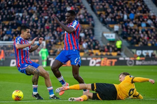 Wolverhampton Wanderers v Crystal Palace Premier League 22 11 2025. Wolverhampton Wanderers defender David Moller Wolfe (6) attempts tackle on Crystal Palace defender Daniel Munoz (2) during the Premier League match between Wolverhampton Wanderers and Crystal Palace at Molineux, Wolverhampton, England on 22 November 2025. Editorial use only DataCo restrictions apply See www.football-dataco.com , Copyright: xManjitxNarotrax PSI-23244-0060