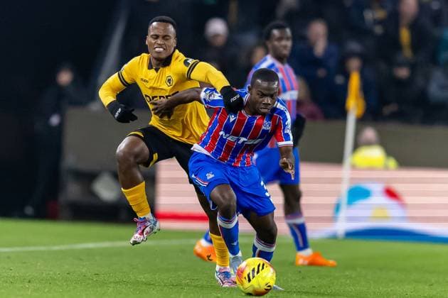 Wolverhampton Wanderers v Crystal Palace Premier League 22 11 2025. Wolverhampton Wanderers midfielder Jhon Arias (10) battles for possession with Crystal Palace defender Tyrick Mitchell (3) during the Premier League match between Wolverhampton Wanderers and Crystal Palace at Molineux, Wolverhampton, England on 22 November 2025. Editorial use only DataCo restrictions apply See www.football-dataco.com , Copyright: xManjitxNarotrax PSI-23244-0087