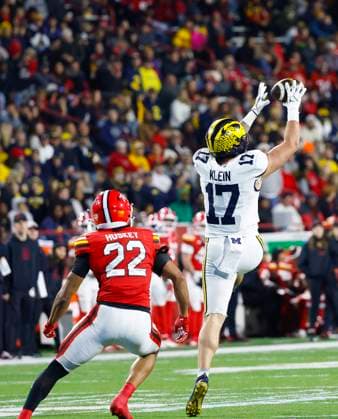November 22, 2025: Michigan Wolverines TE 17 Marlin Klein catches a pass during a NCAA, College League, USA football game between the University of Maryland Terrapins and Michigan Wolverines at SECU Stadium in College Park MD. CSM College Park United States of America - ZUMAc04_ 20251122_zma_c04_265 Copyright: xJustinxCooperx