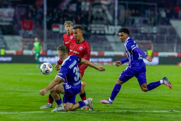 Osnabrück, Germany 22 November 2025 3 Liga 2025 2026 VfL Osnabrück vs FC Ingolstadt 04 In the picture from left in duel Marcel Costly FCI and Patrick Kammerbauer VfL DFB regulations prohibit any use of photographs as image sequences and or quasi video Bremer Brücke Niedersachsen Copyright: xFotostandx xSchäferx
