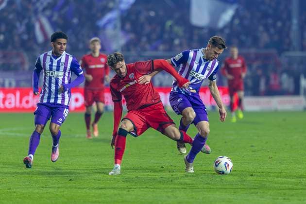 Osnabrück, Germany 22 November 2025 3 Liga 2025 2026 VfL Osnabrück vs FC Ingolstadt 04 In the picture from left in duel Jannik Müller Mueller VfL and Dennis Kaygin FCI DFB regulations prohibit any use of photographs as image sequences and or quasi video Bremer Brücke Niedersachsen Copyright: xFotostandx xSchäferx