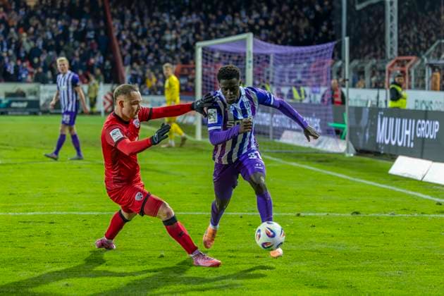 Osnabrück, Germany 22 November 2025 3 Liga 2025 2026 VfL Osnabrück vs FC Ingolstadt 04 In the picture from left in duel Mattis Hoppe FCI and Ismail Badjie VfL DFB regulations prohibit any use of photographs as image sequences and or quasi video Bremer Brücke Niedersachsen Copyright: xFotostandx xSchäferx