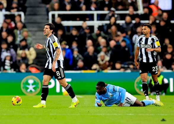 Newcastle United v Manchester City Premier League Sandro Tonali of Newcastle United (left) reacts after fouling JÃ rÃ my Doku of Manchester City during the Premier League match at St. James s Park, Newcastle UK Newspapers OUT Copyright: xFredxPalmerx FIL-22535-0105