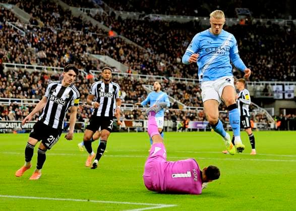 Newcastle United v Manchester City Premier League Nick Pope of Newcastle United collects the ball under pressure from Erling Haland of Manchester City during the Premier League match at St. James s Park, Newcastle UK Newspapers OUT Copyright: xFredxPalmerx FIL-22535-0126