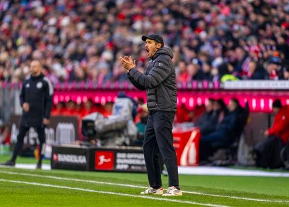 22 11 2025, Soccer Bundesliga 2025 2026, Matchday 11, FC Bayern Munich SC Freiburg, in the Allianz Arena Munich, Coach Julian Schuster SC Freiburg in rage on the touchline