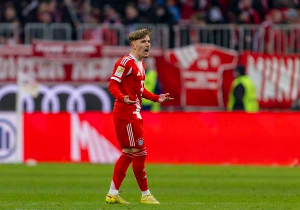 22 11 2025, Soccer Bundesliga 2025 2026, Matchday 11, FC Bayern Munich SC Freiburg, in the Allianz Arena Munich, Lennart Karl FC Bayern Munich dissatisfied,