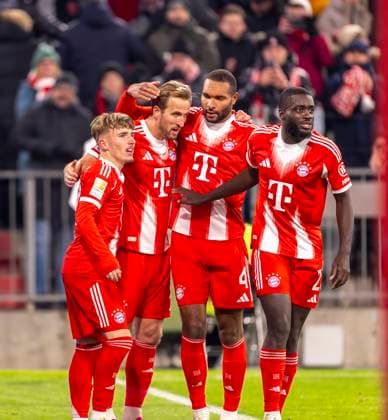 22 11 2025, Soccer Bundesliga 2025 2026, Matchday 11, FC Bayern Munich SC Freiburg, at the Allianz Arena Munich, Goal celebration from left Lennart Karl FC Bayern Munich , Harry Kane FC Bayern Munich , Jonathan Tah FC Bayern Munich , Dayot Upamecano FC Bayern Munich ,