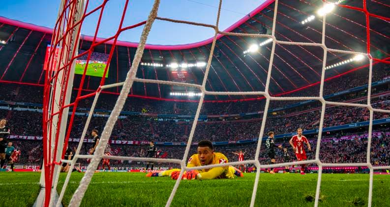 22 11 2025, Soccer Bundesliga 2025 2026, Matchday 11, FC Bayern Munich SC Freiburg, in the Allianz Arena Munich, Goalkeeper Noah Atubolu SC Freiburg disappointed on the ground after conceding a goal,