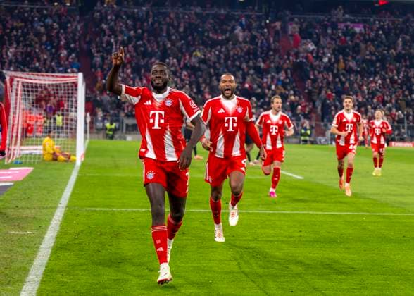 22 11 2025, Soccer Bundesliga 2025 2026, Matchday 11, FC Bayern Munich SC Freiburg, in the Allianz Arena Munich, Goal celebration, Dayot Upamecano left, FC Bayern Munich , with Jonathan Tah FC Bayern Munich