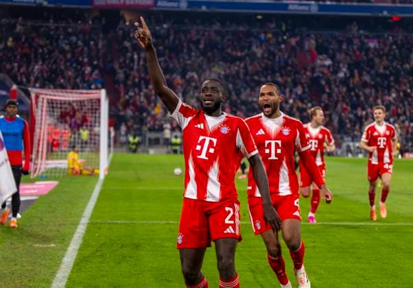 22 11 2025, Soccer Bundesliga 2025 2026, Matchday 11, FC Bayern Munich SC Freiburg, in the Allianz Arena Munich, Goal celebration, Dayot Upamecano left, FC Bayern Munich , with Jonathan Tah FC Bayern Munich