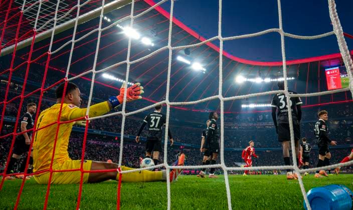 22 11 2025, Soccer Bundesliga 2025 2026, Matchday 11, FC Bayern Munich SC Freiburg, in the Allianz Arena Munich, Drama in six acts, left goalkeeper Noah Atubolu SC Freiburg disappointed on the ground after conceding a goal right Niklas Beste SC Freiburg Jordy Makengo SC Freiburg