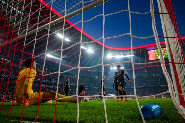 22 11 2025, Soccer Bundesliga 2025 2026, Matchday 11, FC Bayern Munich SC Freiburg, in the Allianz Arena Munich, Drama in six acts, left goalkeeper Noah Atubolu SC Freiburg disappointed on the ground after conceding a goal right Niklas Beste SC Freiburg