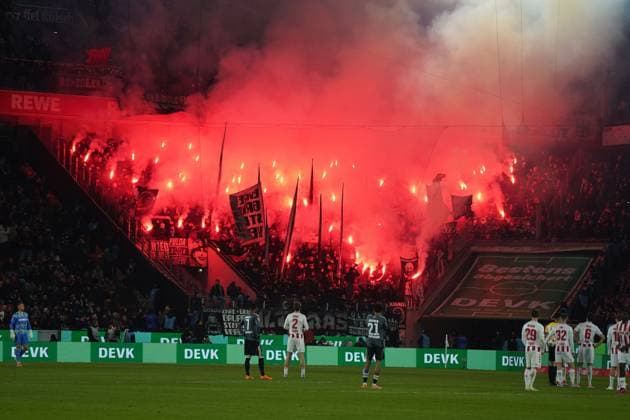 Fußball, 1 BL saison 2025 2026 1 FC Köln vs Eintracht Frankfurt , 22 11 2025, Rheinenergiestadion Köln, Eintracht Frankfurt Fans Pyrotechnik, copyright Gladys Chai von der Laage DFL regulations prohibit any use of photographs as image sequences and or quasi video