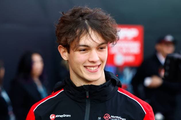 LAS VEGAS, NV - NOVEMBER 22: Oliver Bearman, driver of the 87 Haas F1 Team on the red carpet prior to the the Formula 1 Las Vegas Grand Prix on November 22, 2025 on the Las Vegas Strip Circuit in Las Vegas, Nevada.(Photo by Jeff Speer Icon Sportswire) AUTO: NOV 22 F1 Las Vegas Grand Prix EDITORIAL USE ONLY Icon2511220501