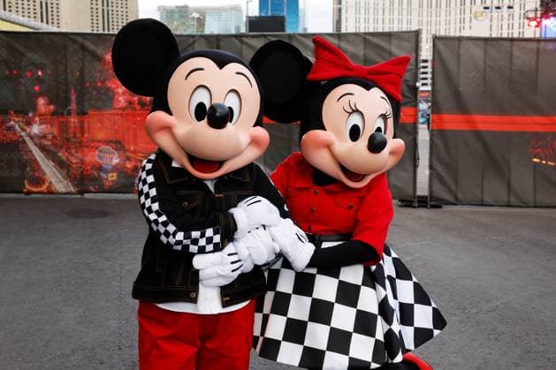 LAS VEGAS, NV - NOVEMBER 22: Mickey and Minnie Mouse pose for photos prior to the the Formula 1 Las Vegas Grand Prix on November 22, 2025 on the Las Vegas Strip Circuit in Las Vegas, Nevada.(Photo by Jeff Speer Icon Sportswire) AUTO: NOV 22 F1 Las Vegas Grand Prix EDITORIAL USE ONLY Icon2511220521