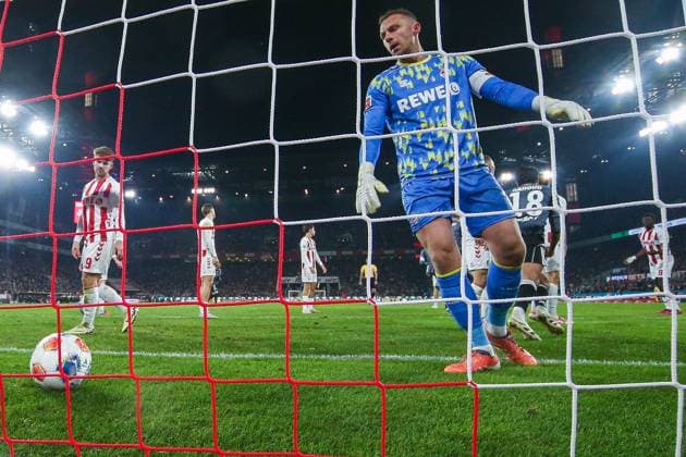 1 Bundesliga 25 26 1 FC Köln Eintracht Frankfurt on 22 11 2025 at RheinEnergieSTADION in Cologne Goalkeeper Marvin Schwäbe Schwaebe Koeln 1 is beaten after the goal for 1 to 3 by Jonathan Jonny Burkardt Frankfurt 9 MH