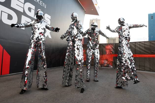 LAS VEGAS, NV - NOVEMBER 22: Stilted performers in a mirror suits perform in the Paddock Club prior to the the Formula 1 Las Vegas Grand Prix on November 22, 2025 on the Las Vegas Strip Circuit in Las Vegas, Nevada.(Photo by Jeff Speer Icon Sportswire) AUTO: NOV 22 F1 Las Vegas Grand Prix EDITORIAL USE ONLY Icon2511220531