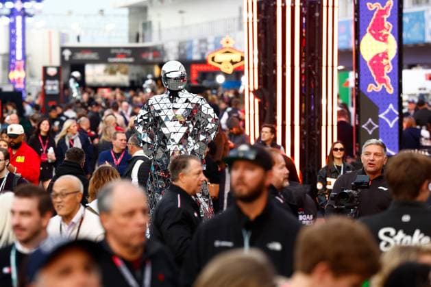 LAS VEGAS, NV - NOVEMBER 22: A stilted performer in a mirror suit performs in the Paddock Club prior to the the Formula 1 Las Vegas Grand Prix on November 22, 2025 on the Las Vegas Strip Circuit in Las Vegas, Nevada.(Photo by Jeff Speer Icon Sportswire) AUTO: NOV 22 F1 Las Vegas Grand Prix EDITORIAL USE ONLY Icon2511220451