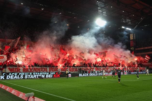 1 Bundesliga 25 26 1 FC Köln Eintracht Frankfurt on 22 11 2025 at RheinEnergieSTADION in Cologne The Cologne fans in the south curve with a pyro show after 12 minutes of protest MH
