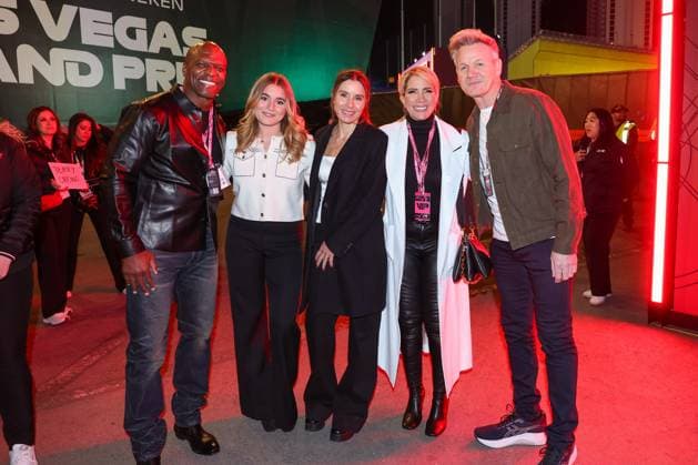 Actor Terry Crews and celebrity chef Gordon Ramsay, Las Vegas Grand Prix, motorsport, men, Formula 1, race, 22 11 2025 Las Vegas Nevada USA Copyright: xkolbert-press ChristianxKolbertx