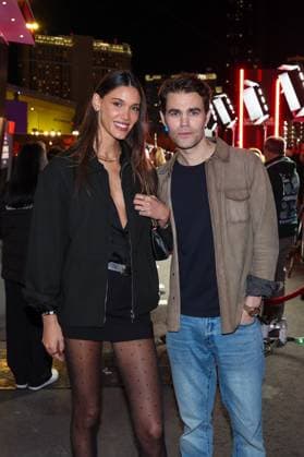 Actor Paul Wesley with girlfriend and model Natalie Kuckenburg, Las Vegas Grand Prix, Motorsport, Men, Formula 1, Race, 22 11 2025 Las Vegas Nevada USA Copyright: xkolbert-press ChristianxKolbertx