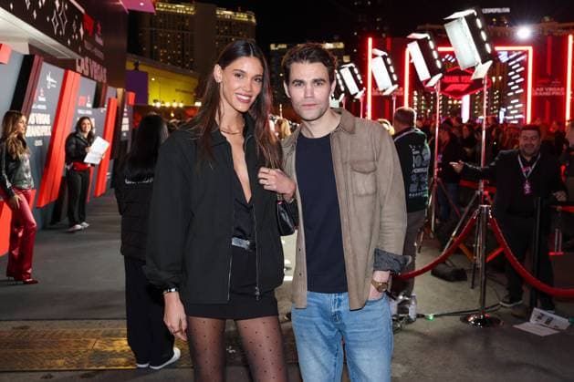 Actor Paul Wesley with girlfriend and model Natalie Kuckenburg, Las Vegas Grand Prix, Motorsport, Men, Formula 1, Race, 22 11 2025 Las Vegas Nevada USA Copyright: xkolbert-press ChristianxKolbertx