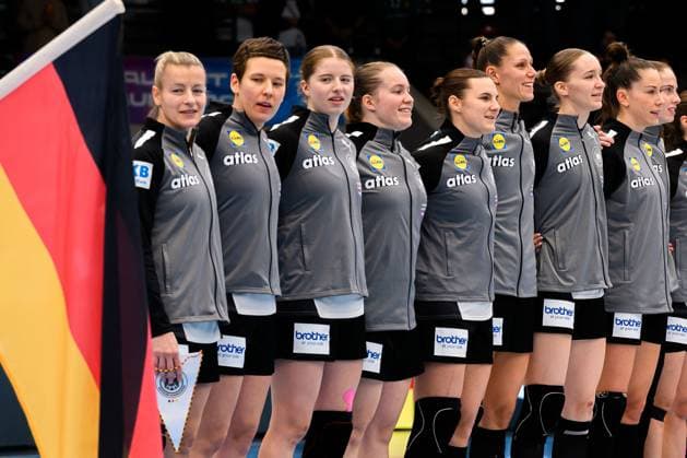Handball, womens national match Germany Switzerland from left Antje Döll Doell Germany , Alina Grijseels Germany , Nina Engel Germany , Lisa Antl Germany , Mareike Thomaier Germany , Xenia Smits Germany , Nieke Kühne Kuehne Germany during the anthem Goeppeingen EWS Arena Germany