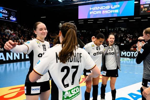 Handball, Women Laenderspiel Germany Switzerland Nieke Kühne Kuehne Germany , Julia Maidhof Germany Final cheer Final cheer Emotion Joy Goeppeingen EWS Arena Germany