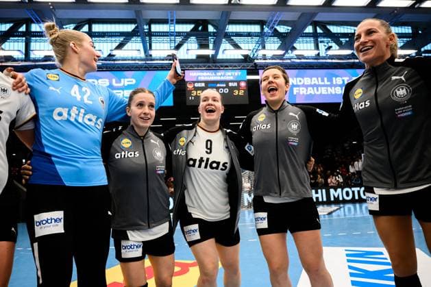 Handball, Women Laenderspiel Germany Switzerland Goalkeeper Katharina Filter Germany , Alexia Hauf Germany , Lisa Antl Germany , Alina Grijseels Germany , Antje Döll Doell Germany Final cheer Final cheer Emotion Joy Goeppeingen EWS Arena Germany