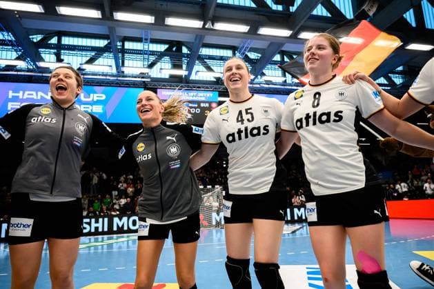 Handball, Women Laenderspiel Germany Switzerland from left Alina Grijseels Germany , Antje Döll Doell Germany , Jolina Huhnstock Germany , Nina Engel Germany Final cheer Emotion Joy Goeppeingen EWS Arena Germany