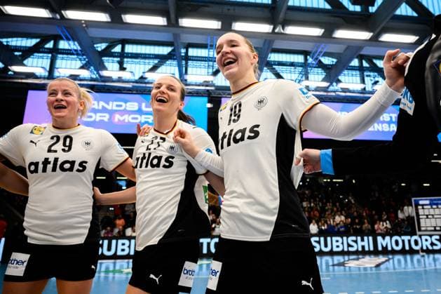 Handball, Women Laenderspiel Germany Switzerland Antje Döll Doell Germany , Julia Maidhof Germany , Nieke Kühne Kuehne Germany Final cheer Final cheer Emotion Joy Goeppeingen EWS Arena Germany