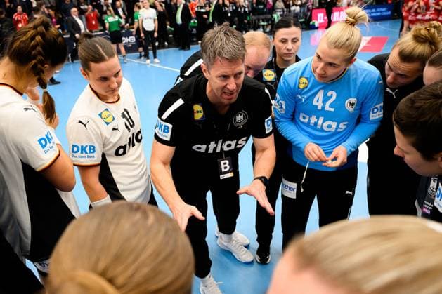 Handball, Womens national match Germany Switzerland Coach Markus Gaugisch Germany gives a speech after the match, Mareike Thomaier Germany , Goalkeeper Katharina Filter Germany Goeppeingen EWS Arena Germany