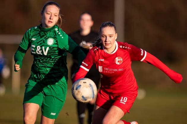 Regionalliga Nordost Frauen SV Eintracht Leipzig Süd vs 1 FFV Erfurt Leipzig 22 11 2025 Kyra Leise 20 SV Eintracht Leipzig Süd vs Maja Felicitas Bauerschmidt 10 1 FFV Erfurt Regionalliga Nordost Frauen SV Eintracht Leipzig Süd vs 1 FFV Erfurt Südkampfbahn Leipzig Großfeld 1 22 11 2025 Copyright: xBEAUTIFULxSPORTS Duehringx