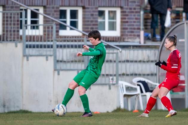 Regionalliga Nordost Frauen SV Eintracht Leipzig Süd vs 1 FFV Erfurt Leipzig 22 11 2025 Paula Melsheimer 9 SV Eintracht Leipzig Süd Regionalliga Nordost Frauen SV Eintracht Leipzig Süd vs 1 FFV Erfurt Südkampfbahn Leipzig Großfeld 1 22 11 2025 Copyright: xBEAUTIFULxSPORTS Duehringx