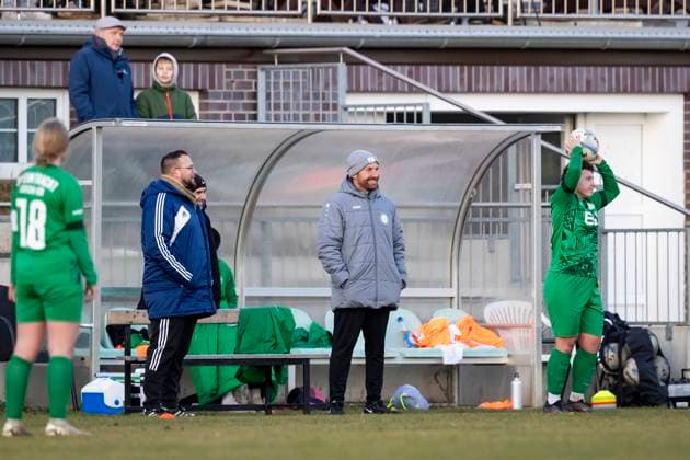 Regionalliga Nordost Frauen SV Eintracht Leipzig Süd vs 1 FFV Erfurt Leipzig 22 11 2025 Stephan Franke Coach SV Eintracht Leipzig Süd Center with cap Regionalliga Nordost Frauen SV Eintracht Leipzig Süd vs 1 FFV Erfurt Südkampfbahn Leipzig Großfeld 1 22 11 2025 Copyright: xBEAUTIFULxSPORTS Duehringx