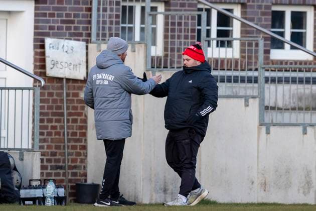 Regionalliga Nordost Frauen SV Eintracht Leipzig Süd vs 1 FFV Erfurt Leipzig 22 11 2025 Stephan Franke coach SV Eintracht Leipzig Süd left and Gino Heinze coach 1 FFV Erfurt right Regionalliga Nordost Frauen SV Eintracht Leipzig Süd vs 1 FFV Erfurt Südkampfbahn Leipzig Großfeld 1 22 11 2025 Copyright: xBEAUTIFULxSPORTS Duehringx