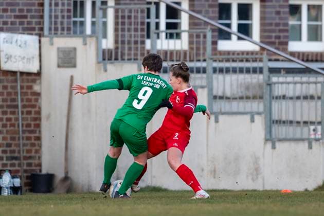 Regionalliga Nordost Frauen SV Eintracht Leipzig Süd vs 1 FFV Erfurt Leipzig 22 11 2025 Paula Melsheimer 9 SV Eintracht Leipzig Süd vs Tamara Stahl 2 1 FFV Erfurt Regionalliga Nordost Frauen SV Eintracht Leipzig Süd vs 1 FFV Erfurt Südkampfbahn Leipzig Großfeld 1 22 11 2025 Copyright: xBEAUTIFULxSPORTS Duehringx