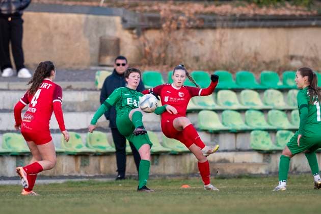 Regionalliga Nordost Frauen SV Eintracht Leipzig Süd vs 1 FFV Erfurt Leipzig 22 11 2025 Paula Melsheimer 9 SV Eintracht Leipzig Süd vs Tamara Stahl 2 1 FFV Erfurt Regionalliga Nordost Frauen SV Eintracht Leipzig Süd vs 1 FFV Erfurt Südkampfbahn Leipzig Großfeld 1 22 11 2025 Copyright: xBEAUTIFULxSPORTS Duehringx
