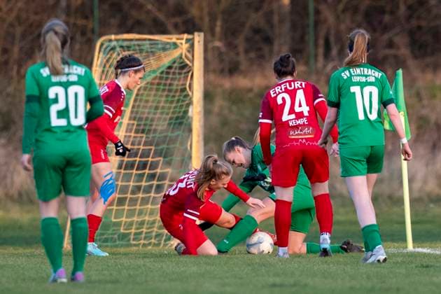 Regionalliga Nordost Frauen SV Eintracht Leipzig Süd vs 1 FFV Erfurt Leipzig 22 11 2025 Lena Frisch 23 1 FFV Erfurt vs Celine Hauk 17 SV Eintracht Leipzig Süd Regionalliga Nordost Frauen SV Eintracht Leipzig Süd vs 1 FFV Erfurt Südkampfbahn Leipzig Großfeld 1 22 11 2025 Copyright: xBEAUTIFULxSPORTS Duehringx