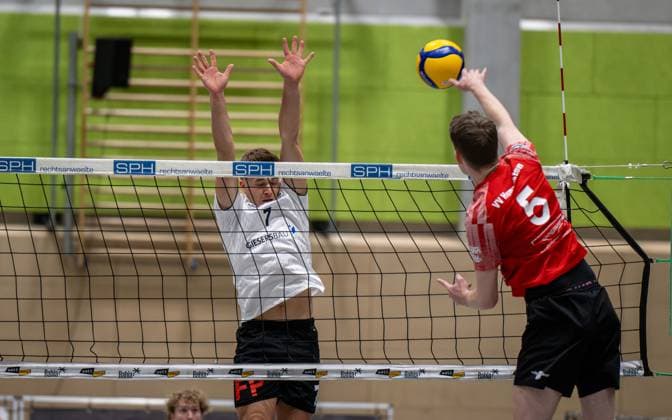 Volleyball, Season 2025 2026, 2 Bundesliga Nord, 22 11 2025, 08 Matchday, Men, TuB Bocholt white vs VV Human Essen red v l Luis Kubo TuB Bocholt , Christopher Schaeperklaus VV Human Essen , Bocholt Sporthalle West Nordrhein Westfalen Germany 251122_vb_tub-bocholt_vv-human-essen_46398