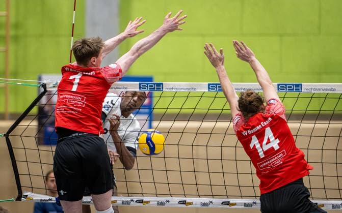 Volleyball, Season 2025 2026, 2 Bundesliga Nord, 22 11 2025, 08 Matchday, Men, TuB Bocholt white vs VV Human Essen red v l Lukas Prions VV Human Essen , Tim Rudy Schneider TuB Bocholt , Moritz Finke VV Human Essen , Bocholt Sporthalle West Nordrhein Westfalen Germany 251122_vb_tub-bocholt_vv-human-essen_46402