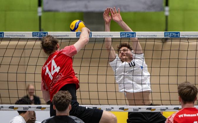 Volleyball, Season 2025 2026, 2 Bundesliga Nord, 22 11 2025, 08 Matchday, Men, TuB Bocholt white vs VV Human Essen red v l Moritz Finke VV Human Essen , Tom Doerpinghaus TuB Bocholt , Bocholt Sporthalle West Nordrhein Westfalen Germany 251122_vb_tub-bocholt_vv-human-essen_46404