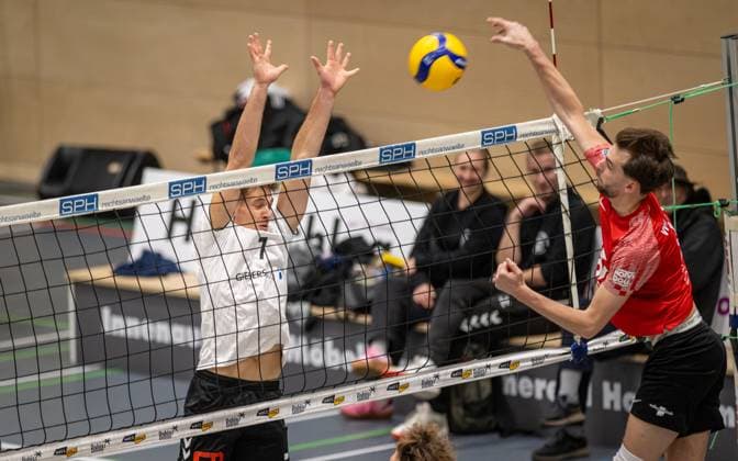 Volleyball, Season 2025 2026, 2 Bundesliga Nord, 22 11 2025, 08 Matchday, Men, TuB Bocholt white vs VV Human Essen red v l Luis Kubo TuB Bocholt , Simon Schroeder VV Human Essen , Bocholt Sporthalle West Nordrhein Westfalen Germany 251122_vb_tub-bocholt_vv-human-essen_46423