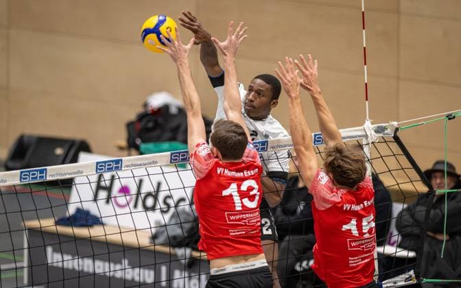 Volleyball, Season 2025 2026, 2 Bundesliga Nord, 22 11 2025, 08 Matchday, Men, TuB Bocholt white vs VV Human Essen red v l Simon Schroeder VV Human Essen , Rudy Schneider TuB Bocholt , Fynn Bach VV Human Essen , Bocholt Sporthalle West Nordrhein Westfalen Germany 251122_vb_tub-bocholt_vv-human-essen_46425